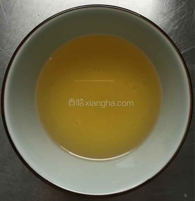 玉米油倒入碗里备用;