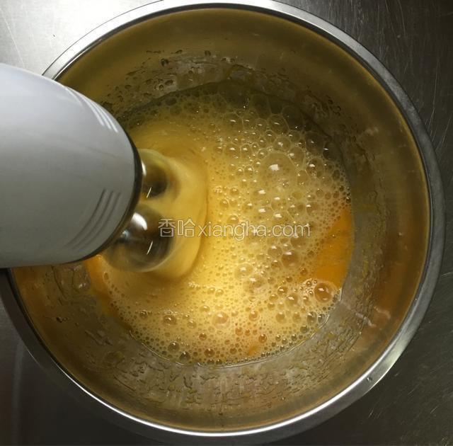 用打蛋器先低速再高速打发；