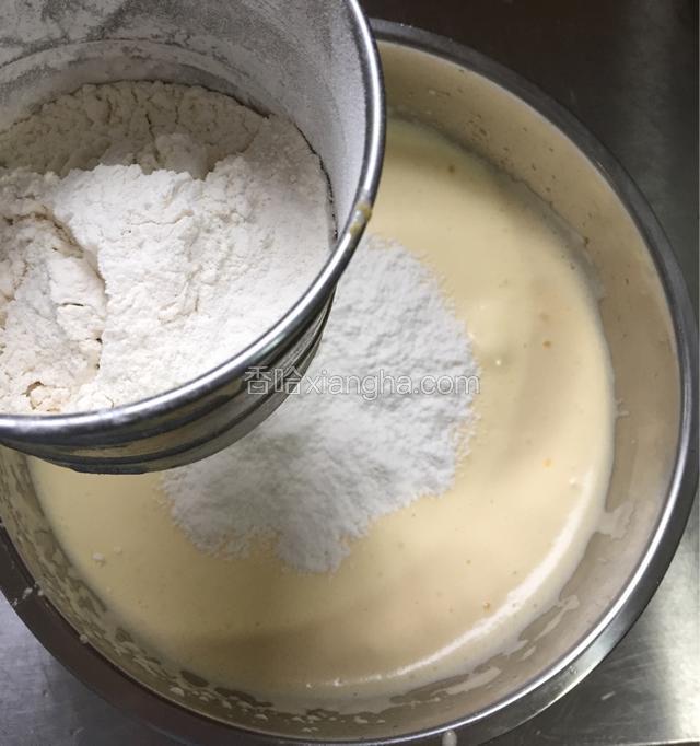 筛入低筋面粉翻拌均匀；