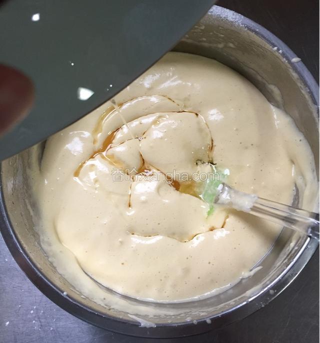 倒入玉米油再翻拌均匀；