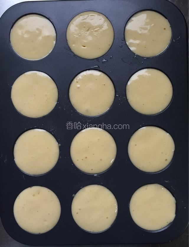 倒入提前刷油的模具；