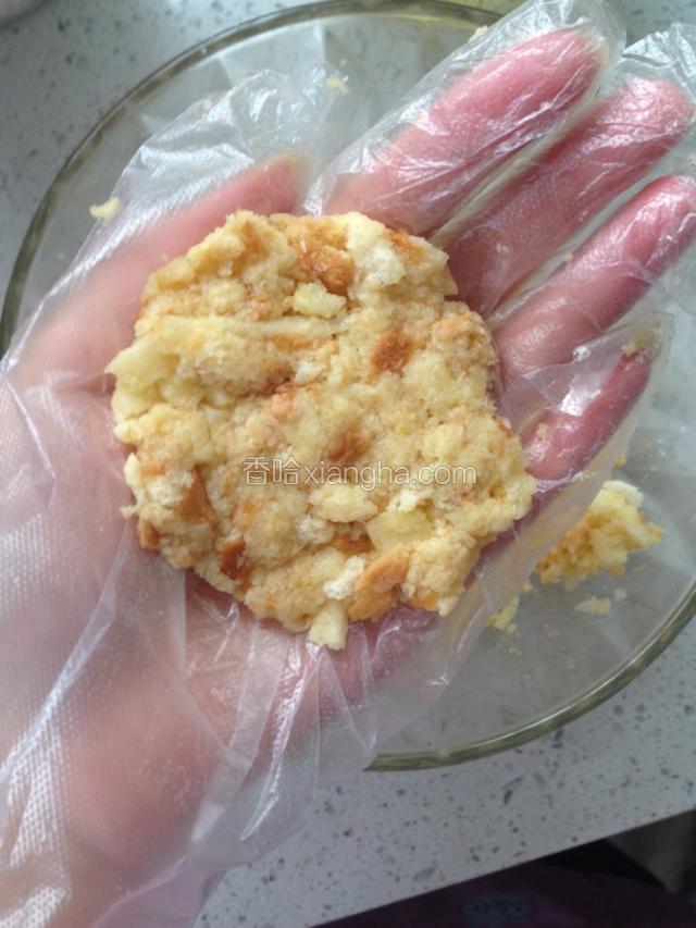 用手把拌好的苹果吐司捏成饼状