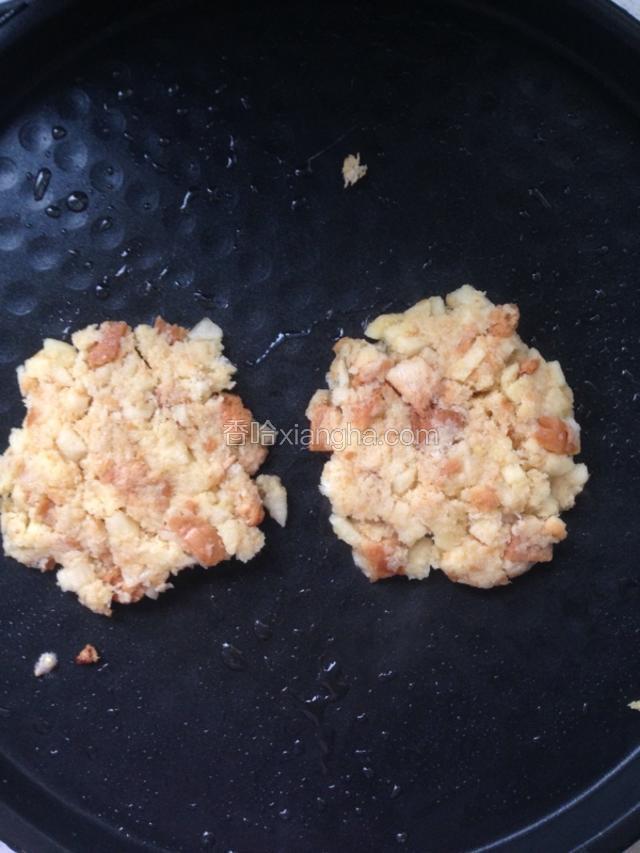 放入电饼铛中煎一下，油温不要太热，避免煎糊，苹果和吐司都是能直接吃的，所以不用煎时间太长～