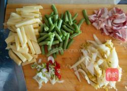 五花肉豆角焖面的做法图解1