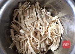 凉拌豆条的做法图解1