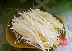 西洋菜金针菇蛋花汤的做法图解2