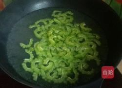 苦瓜煎鸡蛋的做法图解2