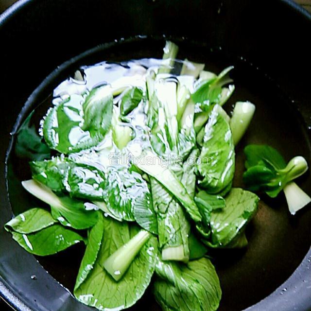青菜在滚水中绰30秒。捞出沥水，备用。