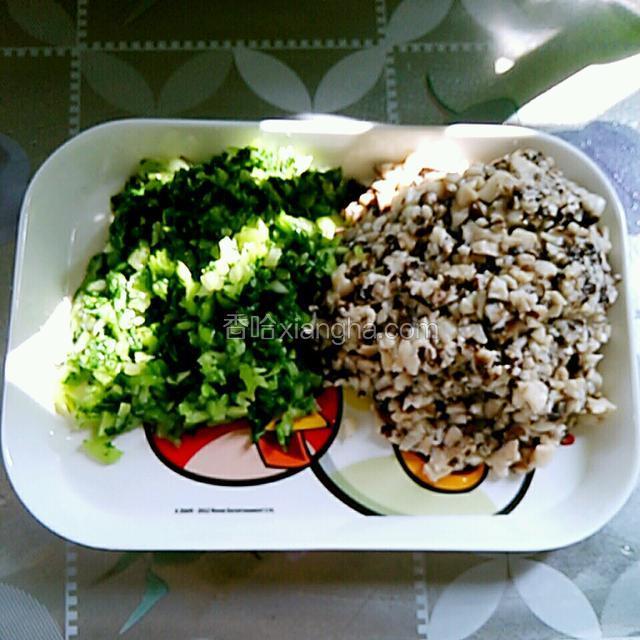 青菜香菇晾凉挤出水份切碎。