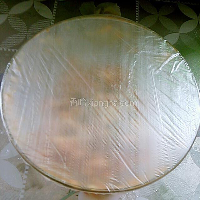 盖上保鲜膜放入冰箱冷藏10分钟入味。