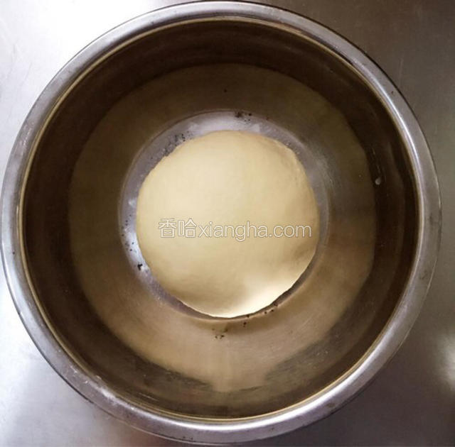 揉面程序开启15分钟后加入软化的黄油，再揉45分钟，至可拉出薄膜状态，整形成光滑的面团，放在盆里盖上盖子，进行一发;