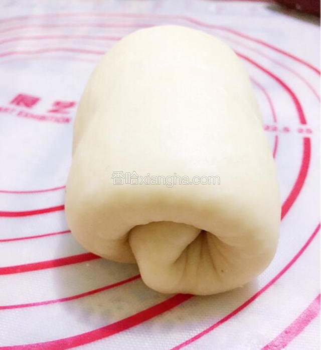 自下而上再次卷起，放进吐司模；
