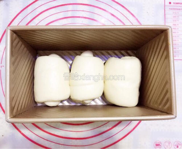 另外两个面团也用以上方法做好，放进吐司模；放进烤箱，启动发酵程序，38度发酵一小时；