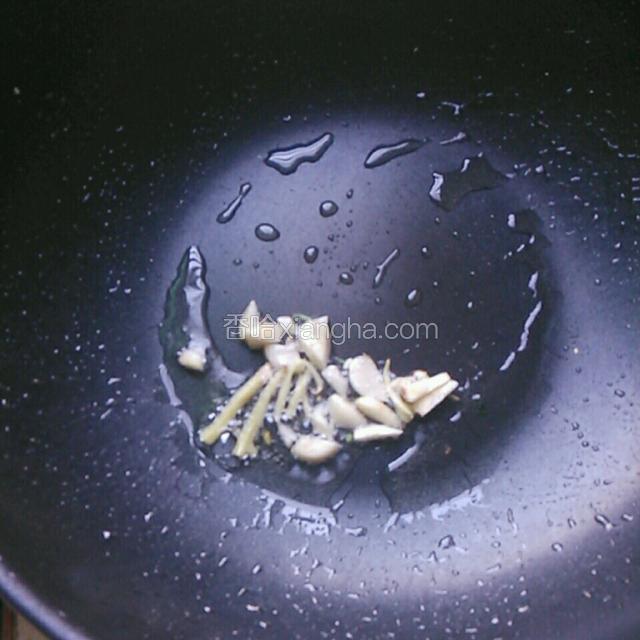 起锅烧热倒入适量油，倒入切碎的蒜瓣爆香。
