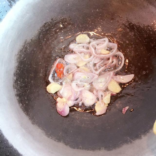 起油锅爆香姜葱及小辣椒