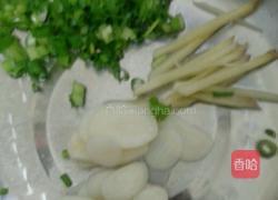 鲫鱼萝卜汤的做法图解1