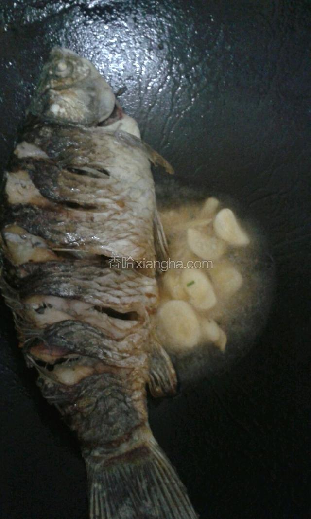 煎好以后放入姜蒜煸炒下