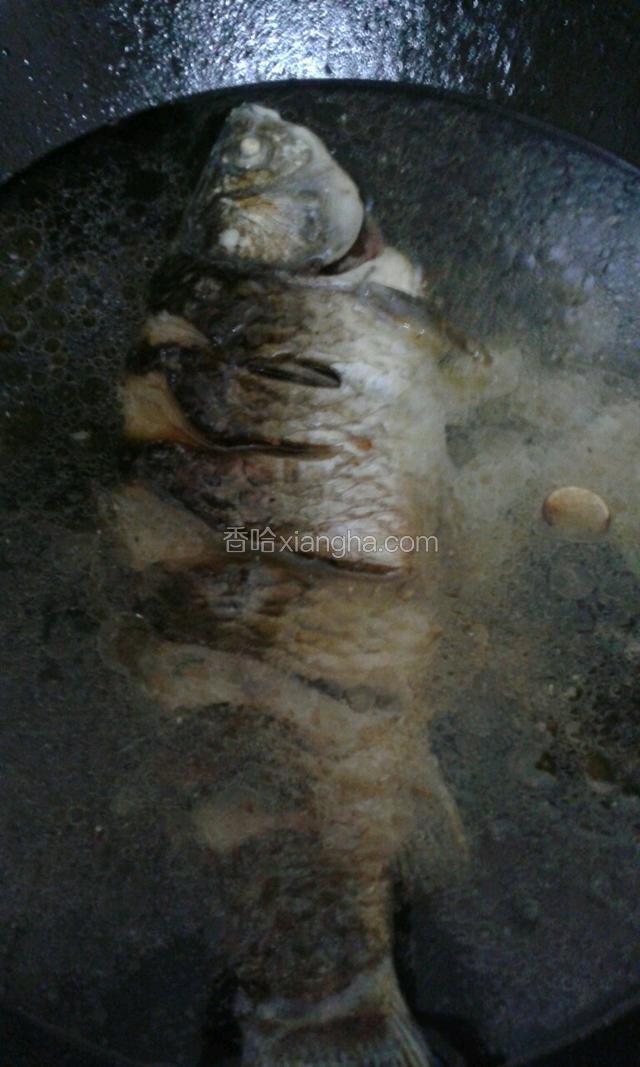 在倒入适量清水在倒几滴醋