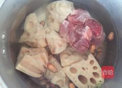 花生莲藕排骨汤的做法图解2