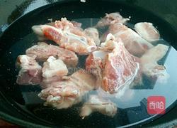 清炖大骨头萝卜汤的做法图解1