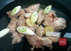 清炖大骨头萝卜汤的做法图解3