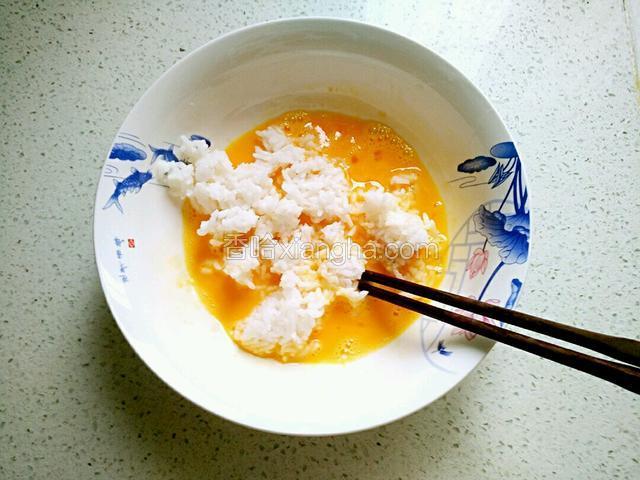 倒入剩米饭。