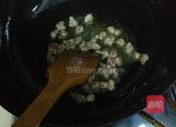 牛肉粒炒黄豆芽的做法图解3