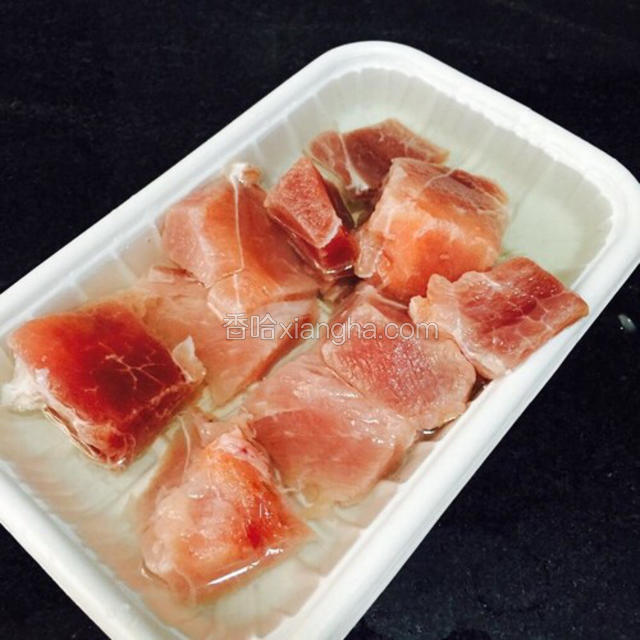 瘦肉切块泡除血水