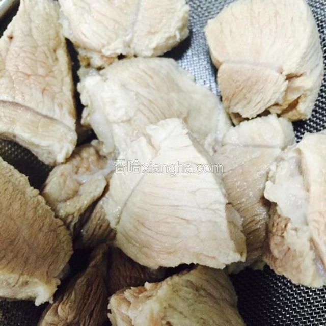 捞出瘦肉洗干净备用
