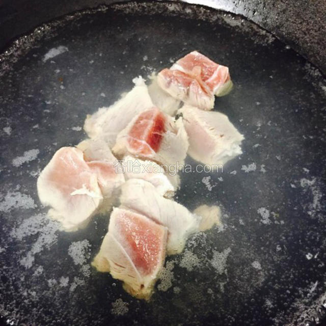 锅中烧开水放入瘦肉烫下，去除血水