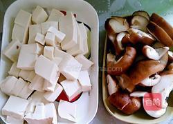 香菇炖豆腐的做法图解2