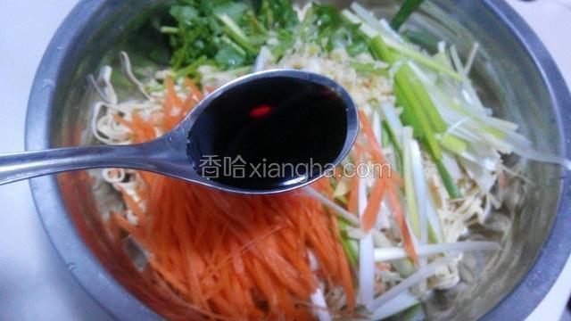 放入两勺生抽，两勺醋，一勺香油，半勺糖。