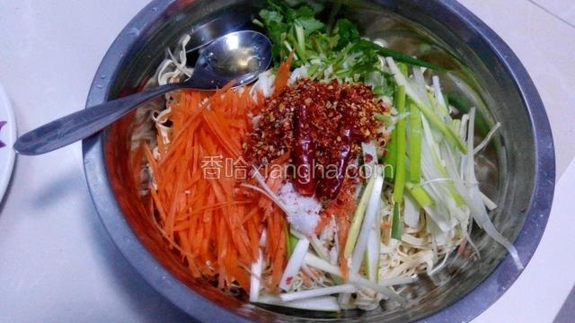 把辣椒面，芝麻和红干椒放在最上面。