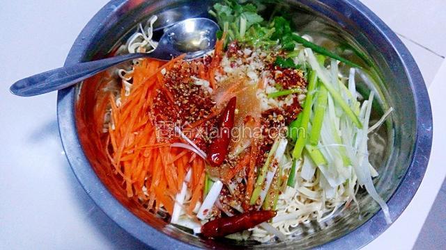 锅中放适量油烧热后，浇到辣椒面和芝麻上面，戴一次性手套抓拌均匀即可。