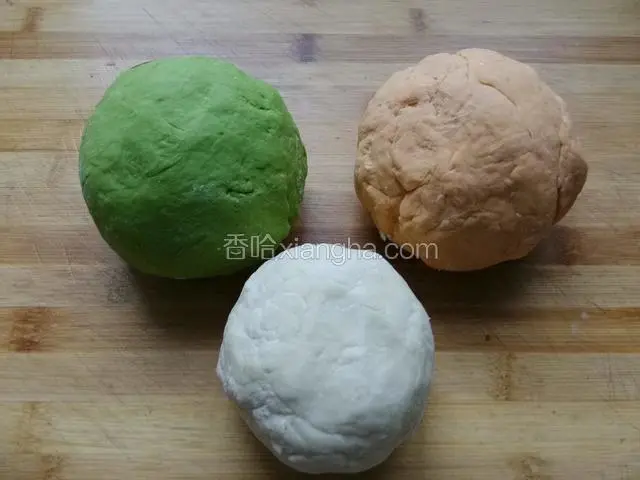 和三种颜色的面团