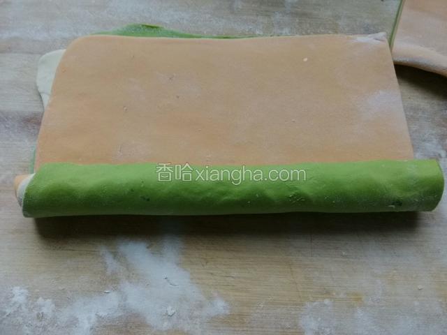 叠好的面卷起来