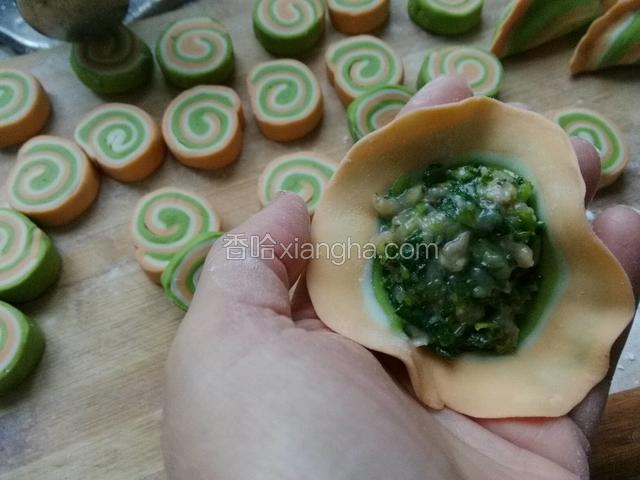 面皮里放适量的馅