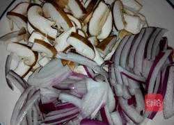 洋葱香菇炒肉片的做法图解2