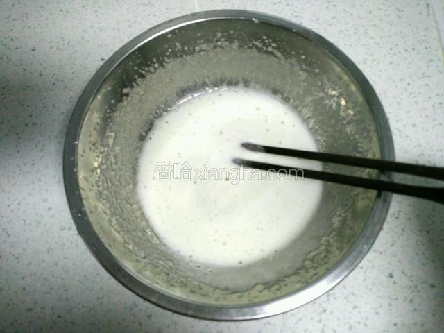 用筷子搅拌成白色的糖浆。