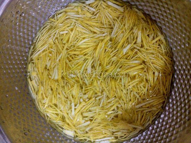 用削土豆皮的工具将柚子皮削下来，然后切成细丝，放入淡盐水中浸泡1个小时