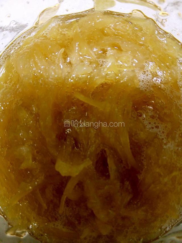 待熬制出来的果肉凉后放入500克蜂蜜。搅拌均匀