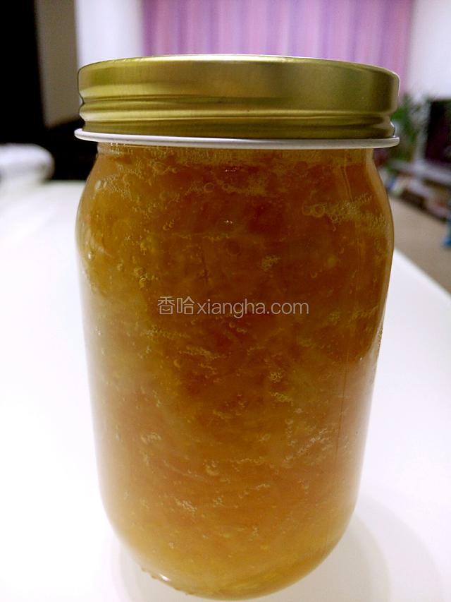 将搅拌均匀的蜂蜜柚子茶放入玻璃瓶中密封，放入冰箱中冷藏。