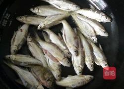 焖小鱼的做法图解2