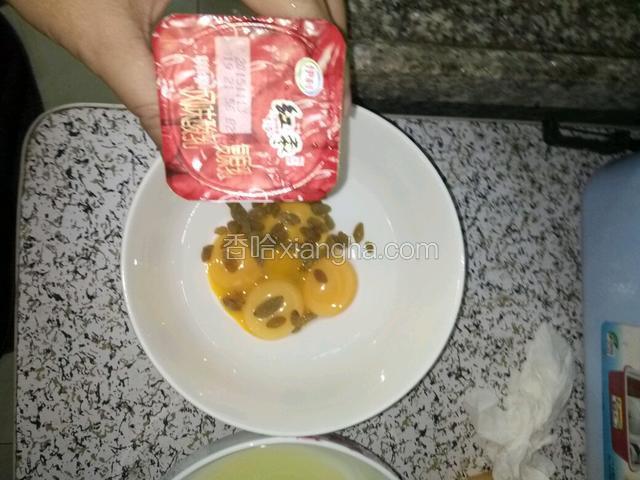 蛋黄中加入葡萄干和红枣酸奶