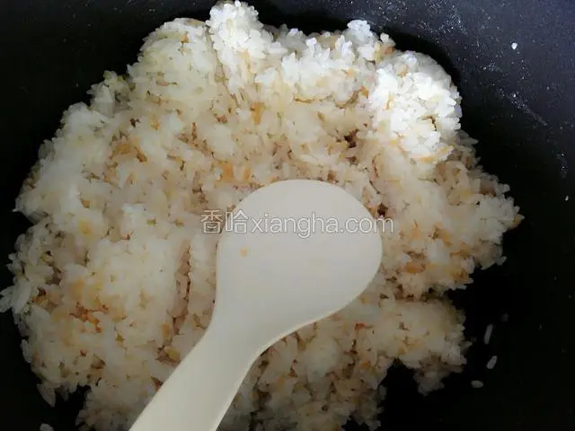 煮熟的米饭加入少许酱油和寿司醋，拌匀