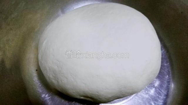 面粉加入泡打粉混合，酵母与少许白糖用温水化开倒入面粉和成面团