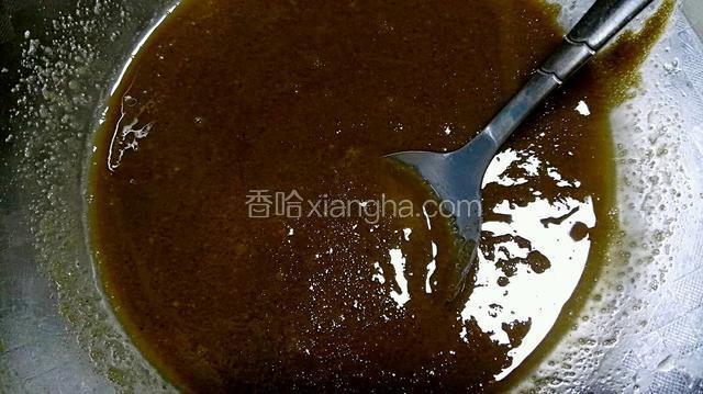 将剩下的白糖，麻酱放碗里，点两滴酱油，稍微搅拌，将玉米油烧热倒入麻酱碗里搅拌均匀，待用