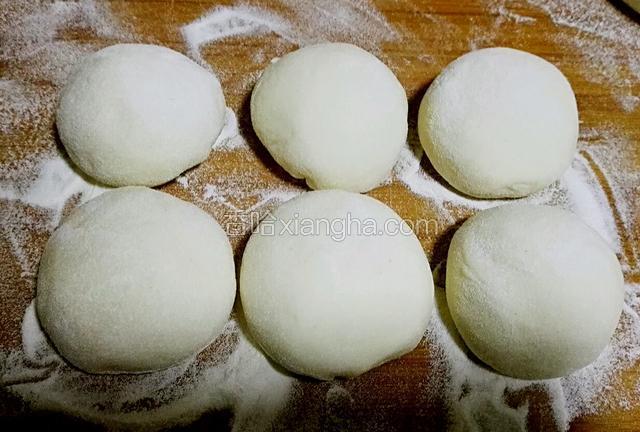 取一份面团分成均等的六分，揉圆按扁待用