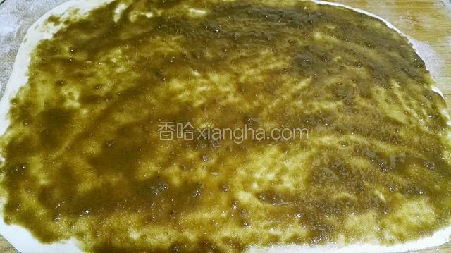取三分之二的麻酱料倒在面片上，尽量摊匀