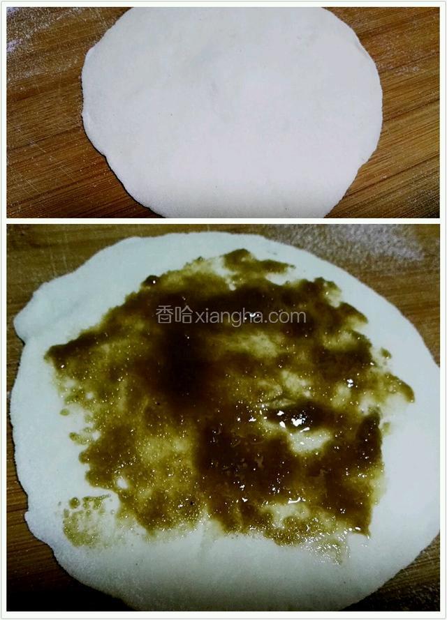 剩下的面挤取一份，擀成中间厚四周薄的皮子，中间抹层麻酱料，四周留一厘米左右的边不要抹料